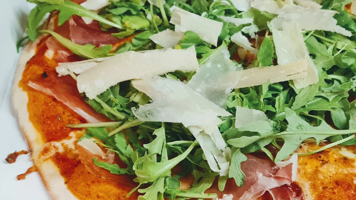 Pizza mit Rucola und Parmaschinken