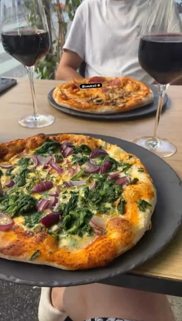 Zwei Pizzen mit Rotwein